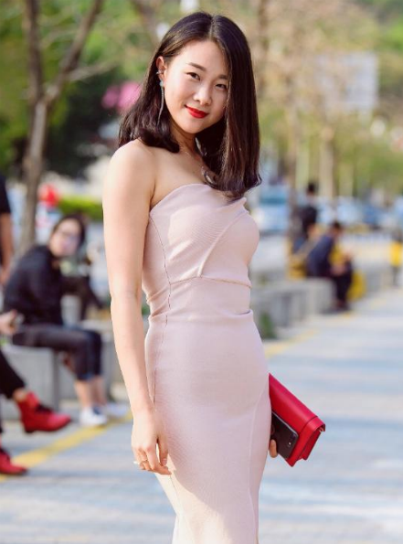 街拍:丰腴少妇身穿蓝色连衣裙,性感又妩媚,尽显成熟女人味|少妇|街拍