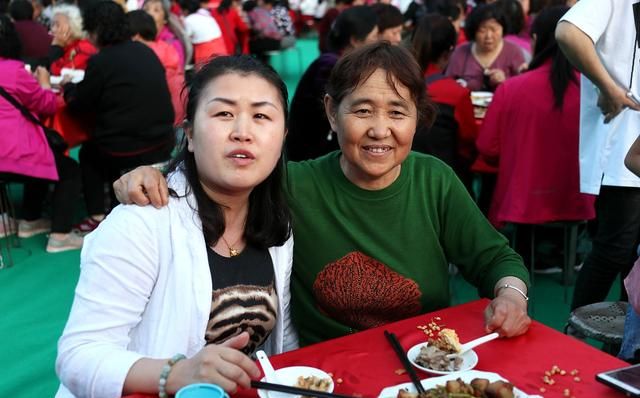 婆婆将我的衣服送给小姑我生气和她理论她甩给我一百块做了结