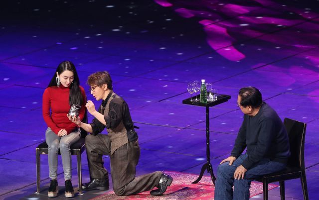 春晚刘谦魔术引热议,网友纷纷表示不过瘾,感慨缺少神托董卿没味|刘谦|春晚|董卿_新浪新闻