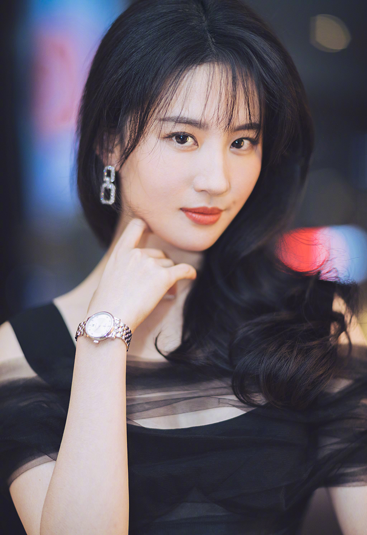 又被刘亦菲头发是柔和的亚麻色,在夕阳的映衬下,流淌着浓浓的金