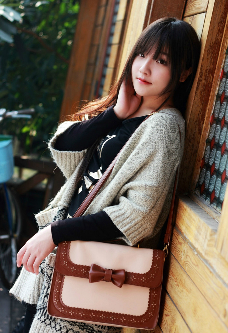 在那公园美景阳光下的青春靓丽文雅姑娘