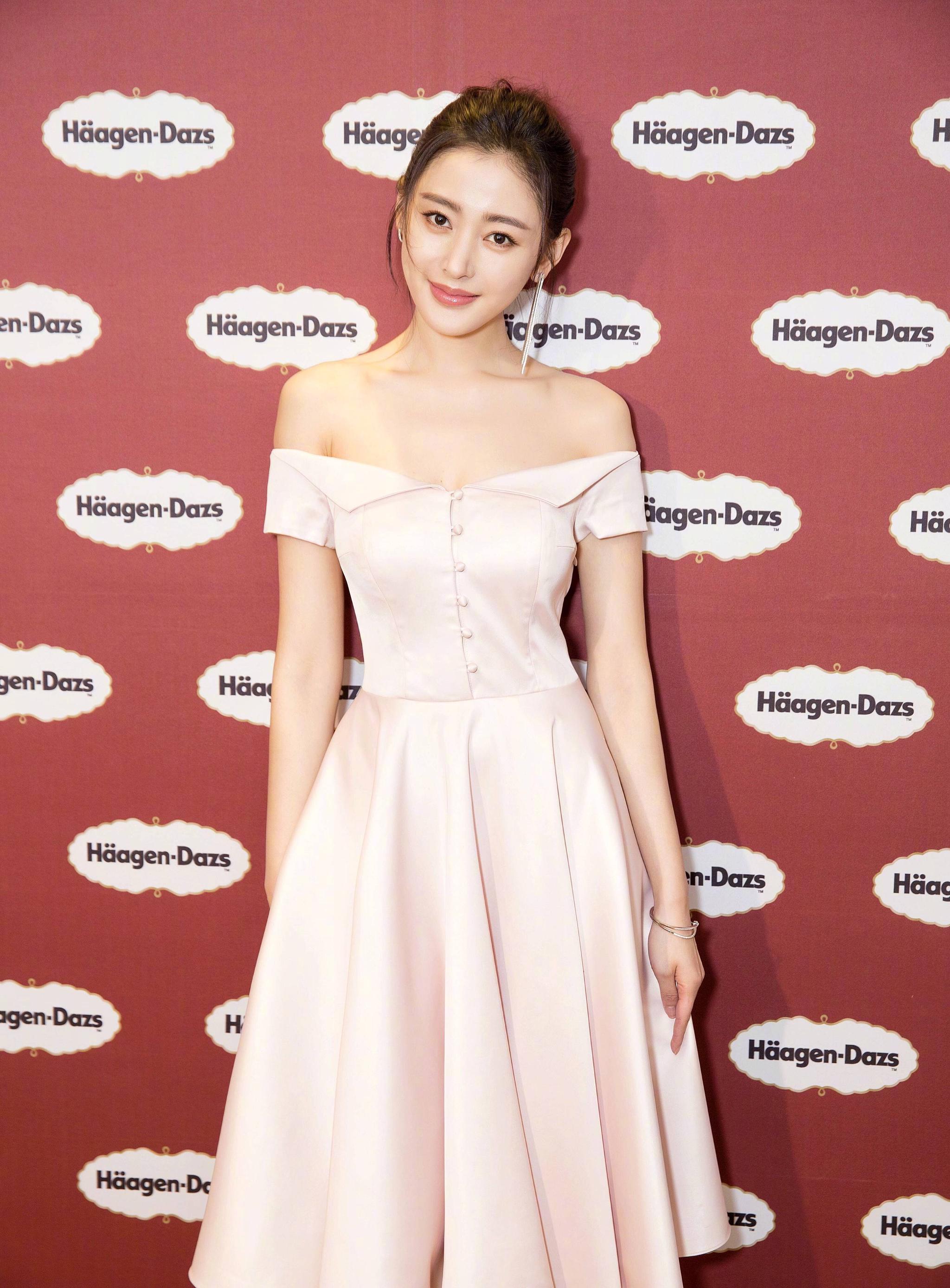 张天爱一袭白色抹胸礼服,如清水出芙蓉,优雅时尚