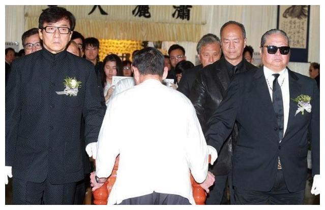 林正英与钱月笙,董玮,孟海,钟发,惠天赐,陈龙,尊龙,罗家英等为同门师