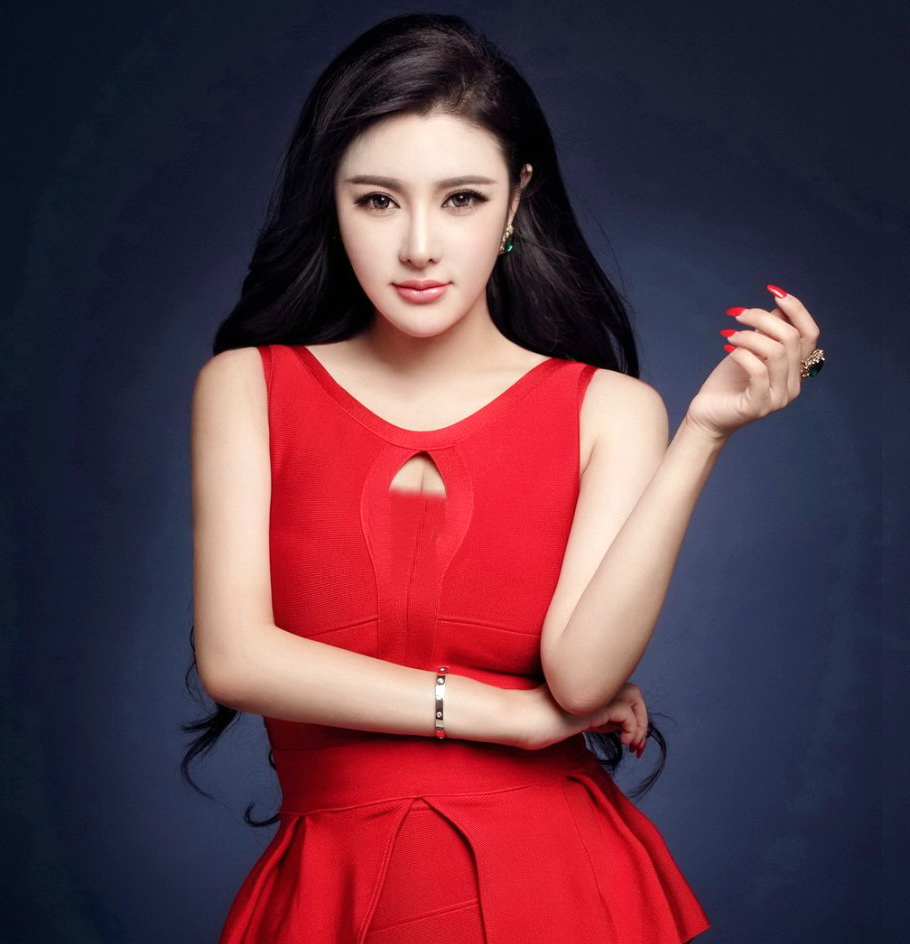 镜头下那长发靓丽的红色连衣美裙女神