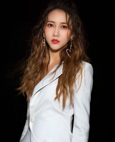 气质女神弦子美照,五官精致,优雅迷人,身材高挑,人美歌更美!