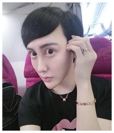 记得蛇精脸刘梓晨吗?他现在脸短一节,朝着爱豆发展了:有点好看