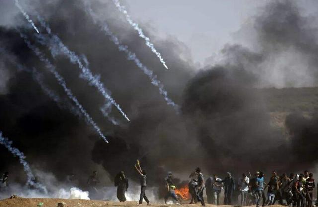 巴以冲突再起！上千人前往边境抗议，以军部队出动攻击平民|领土|巴勒斯坦|以色列|犹太人|民众_新浪新闻