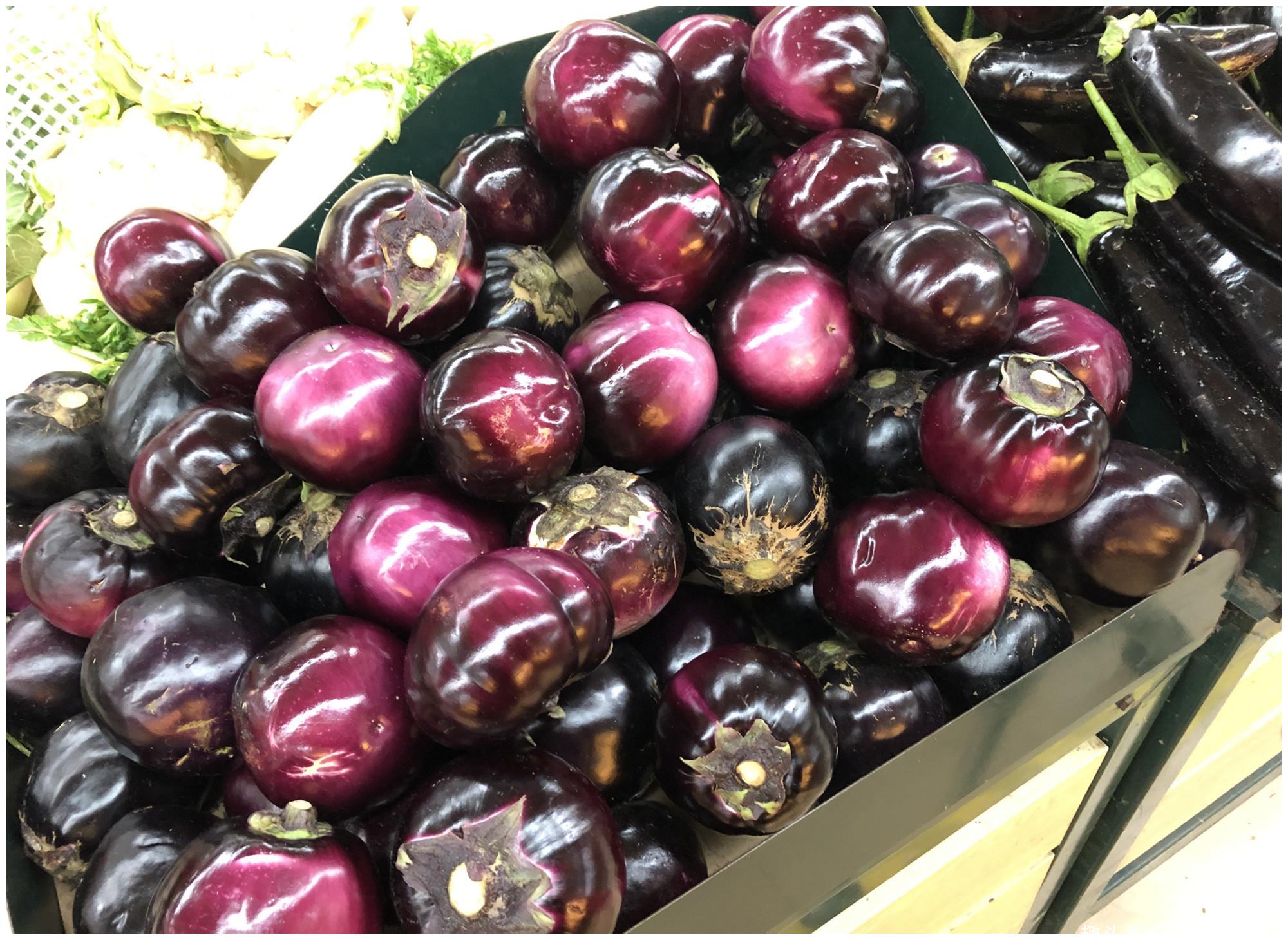 现在茄子的品种更多,各种杂交,嫁接等培育方式种植出了诸如绿色茄子