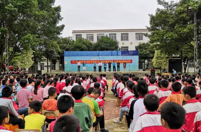 田东县林逢镇中心小学爱心物资捐赠活动顺利举行