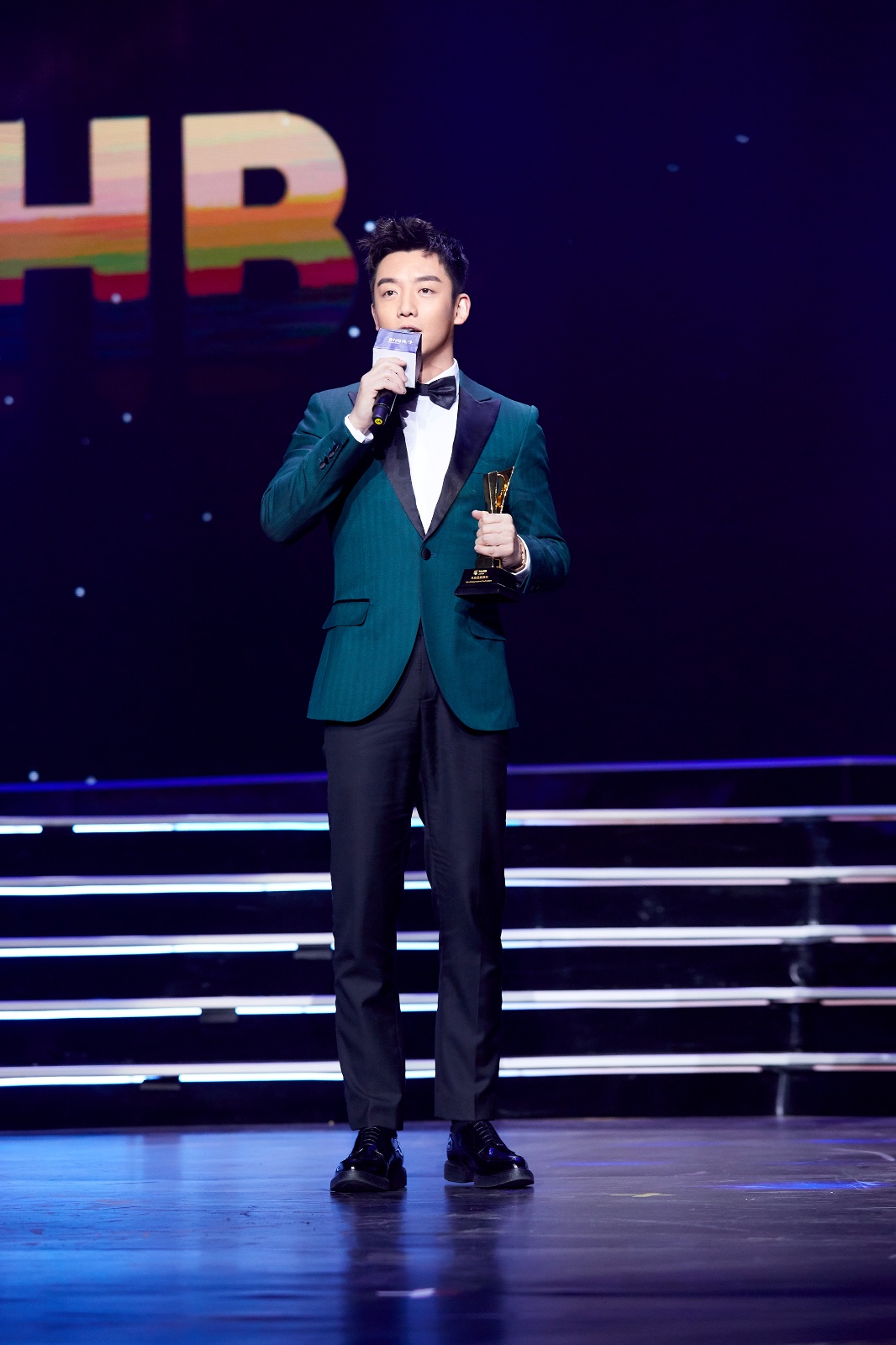郑恺墨绿西装绅士亮相盛典 获封年度品质演员