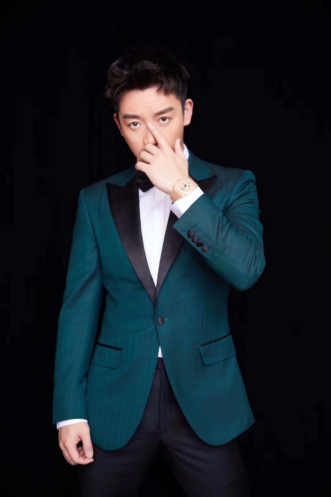 郑恺墨绿西装绅士亮相盛典 获封年度品质演员
