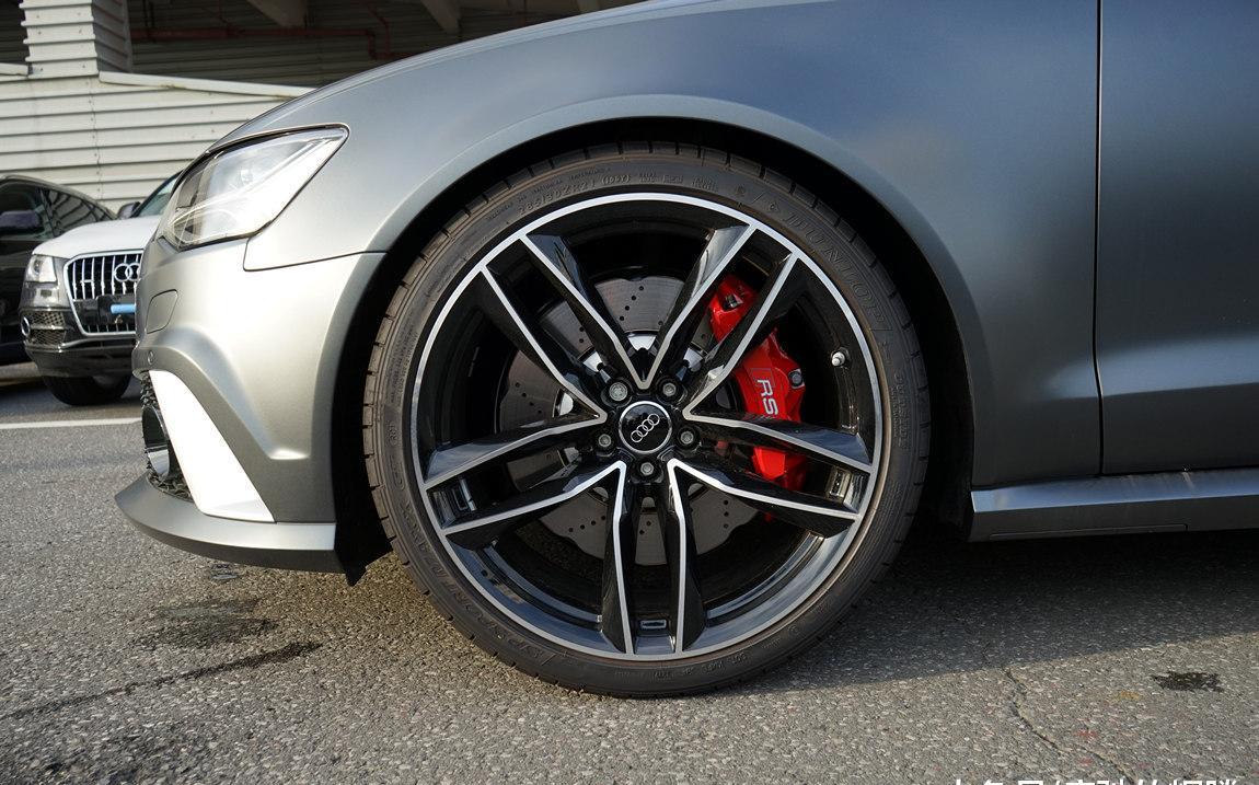 2018款奥迪rs6实拍它是奥迪名副其实的西装暴徒旅行车