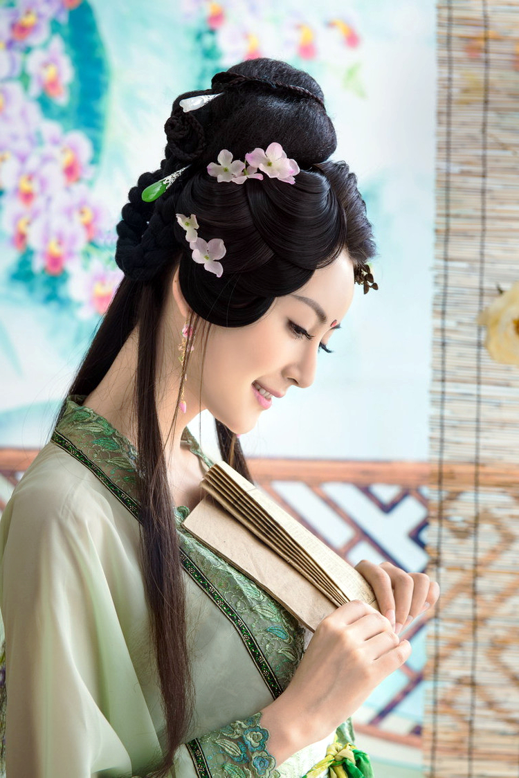 一个衣着民族特色风情美的古韵女子