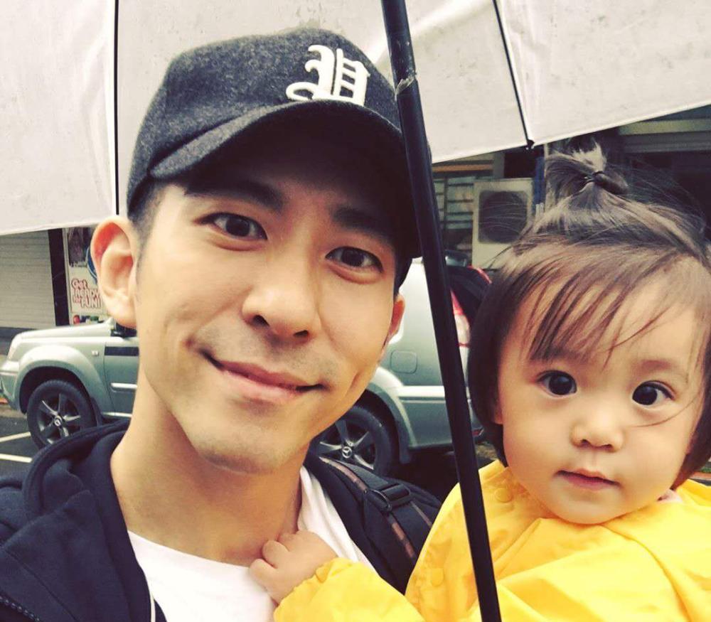 贾静雯,修杰楷持家有道! 不仅波妞穿咘咘旧衣服, 咘咘一双鞋