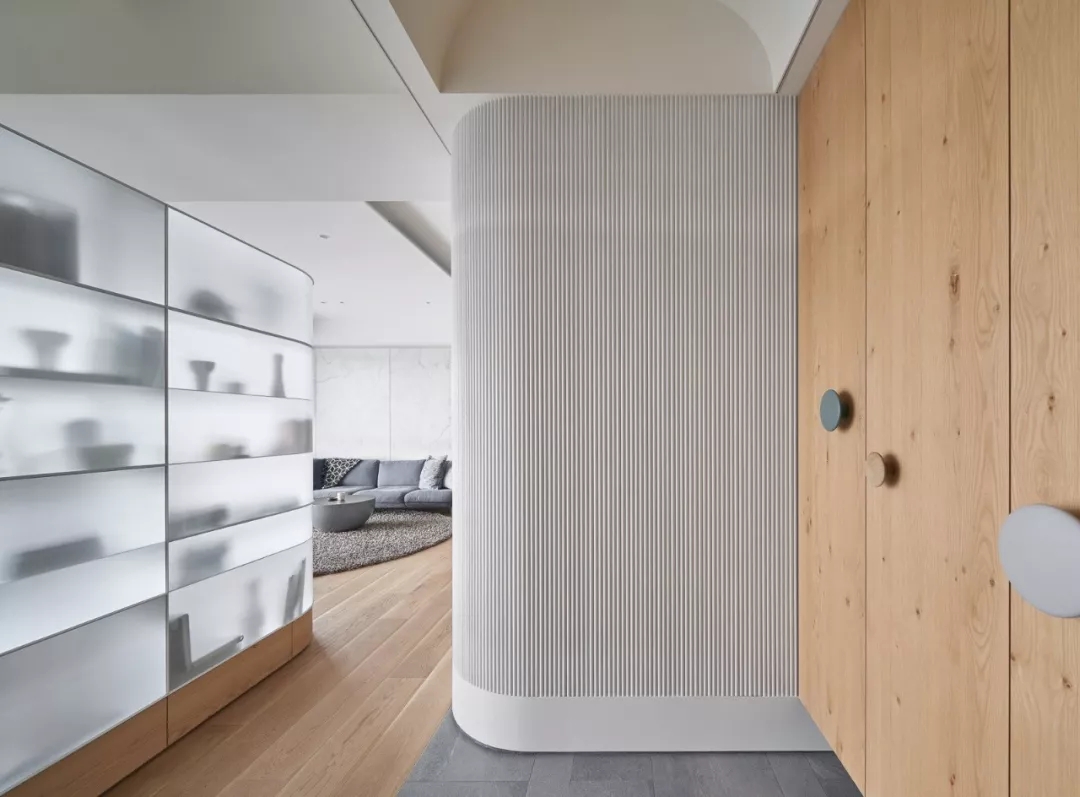 装修公司案例｜126㎡简约公寓装修设计，书架这么用，多出一间房