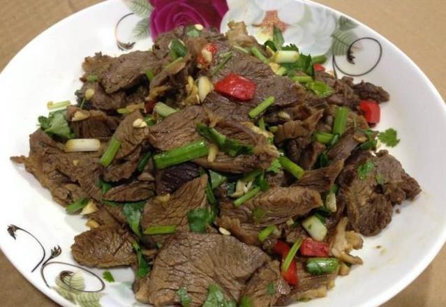 从下边四道下酒小菜里选一道喝酒,选三的是酒鬼,选四大都一杯倒