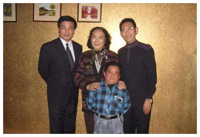 国内第一"矮星"陈三木,身高1米28,4任妻子都很漂亮