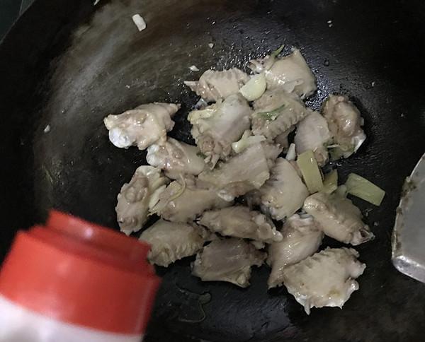 软烂滑嫩的一道菜,毛豆烧鸭翅,不得不承认两者真是天作之合