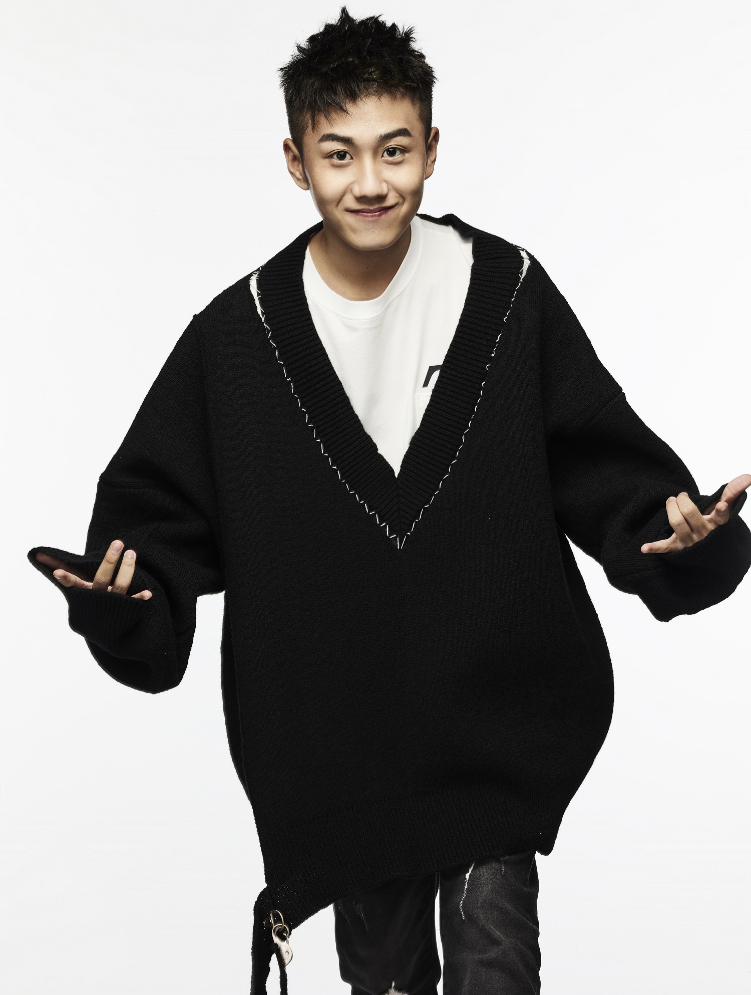 姜冠南个性写真曝光 表情抓马搞怪如"江天昊"|少年