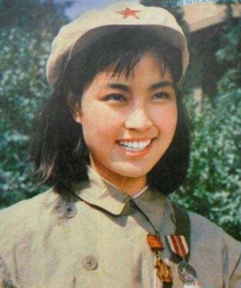 刘晓庆一组军装照,那时的她才是纯天然美女,真是太美了