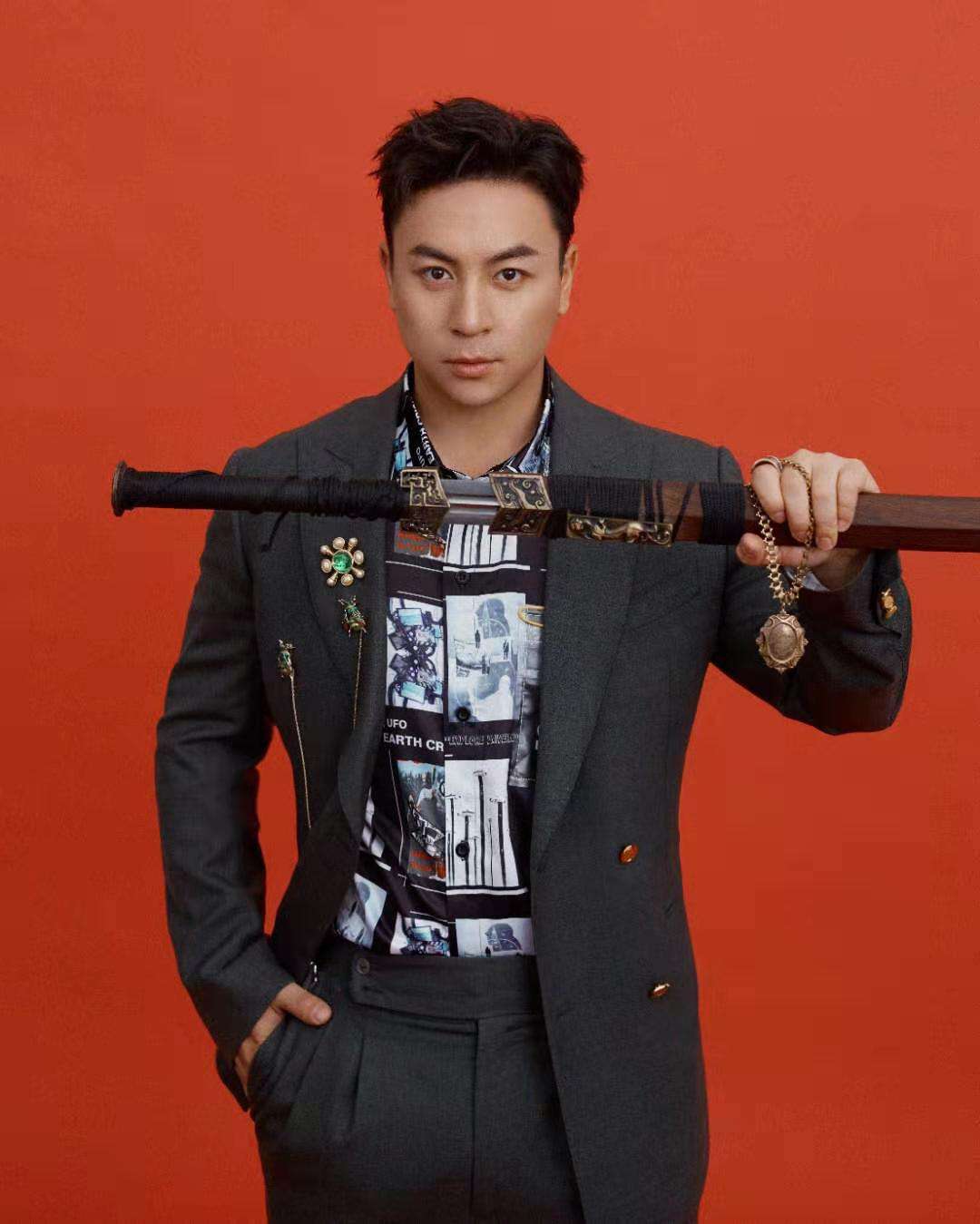 释小龙最新写真曝光风度翩翩展露侠士气概