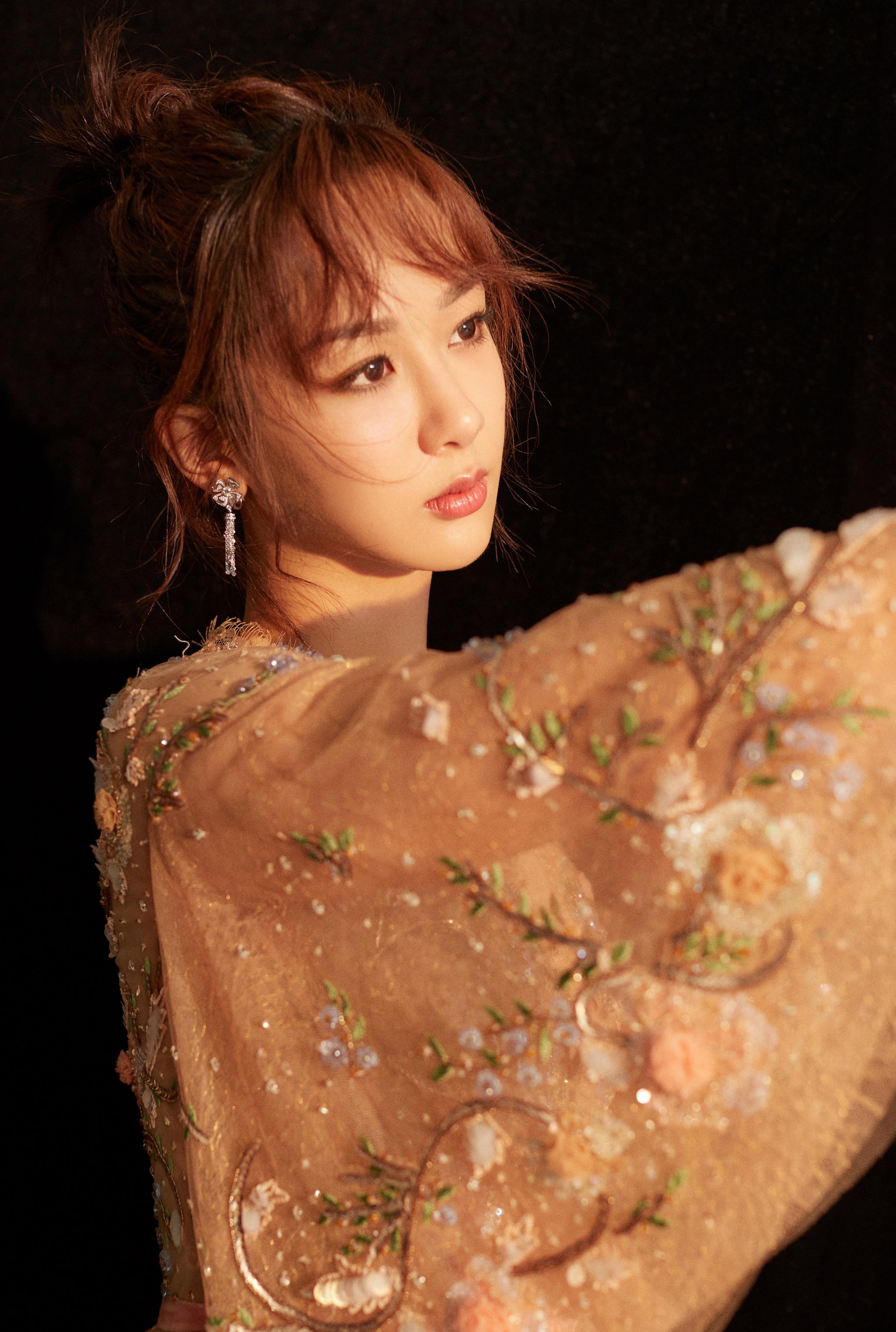 杨紫身着一款杏色刺绣礼服,优雅动人