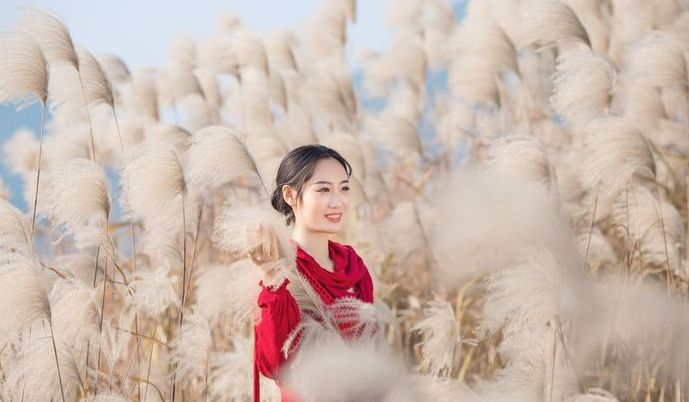 芦苇荡里的女人,美极了!