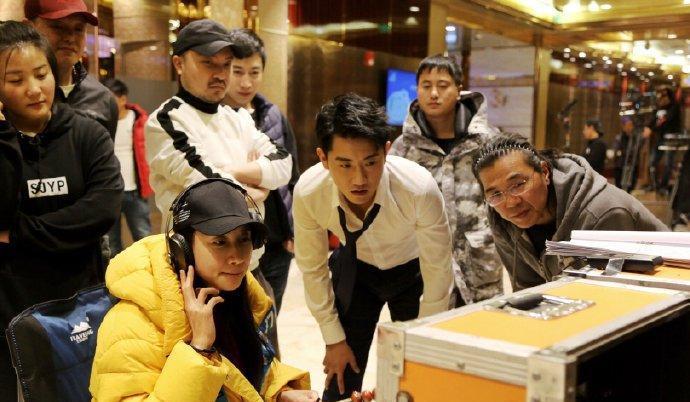 陈彦妃当导演开拍新戏 坐监视器前认真看拍摄画面