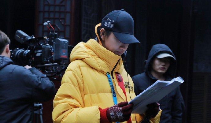 陈彦妃当导演开拍新戏 坐监视器前认真看拍摄画面