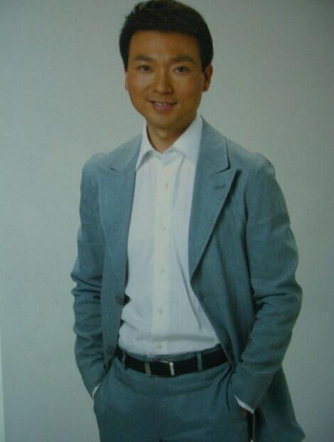 央视主播康辉青涩旧照曝光英俊潇洒那时的他长这样