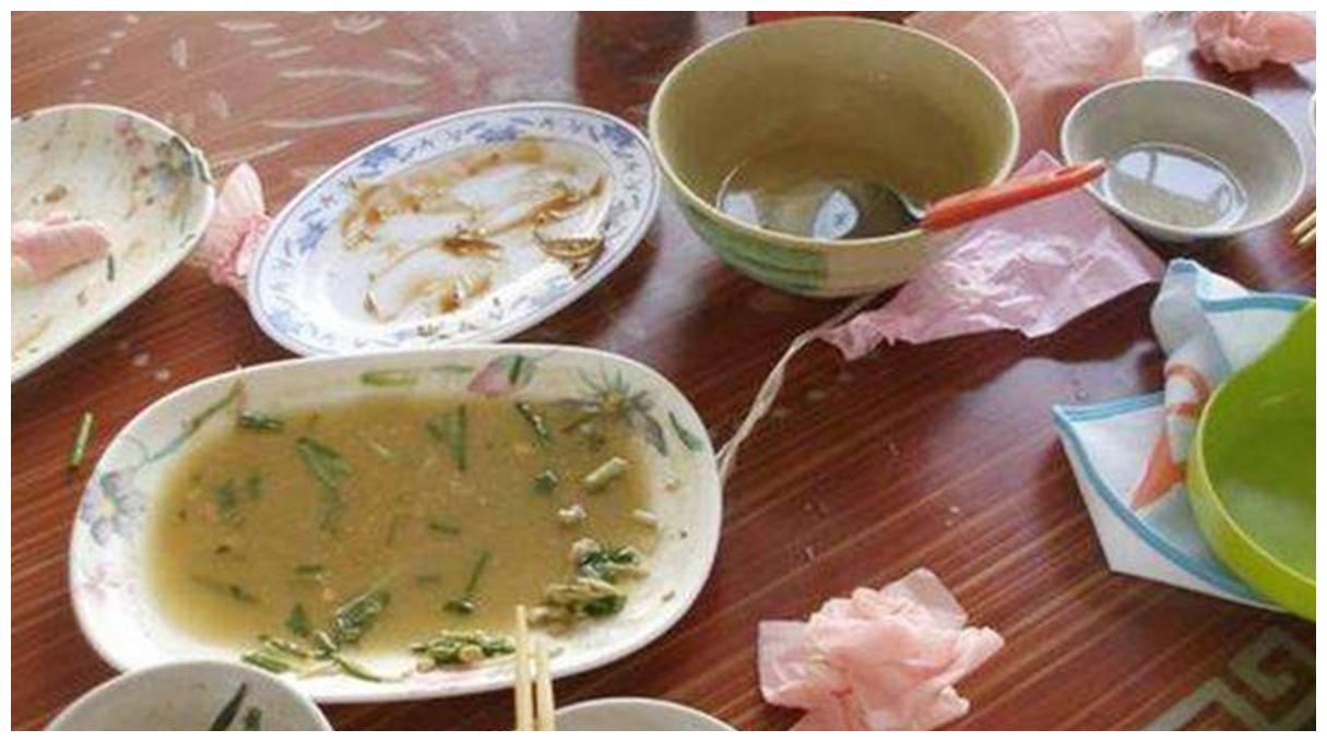 "宝妈哄完孩子,餐桌一片狼藉只剩空盘,让人忍不住心疼