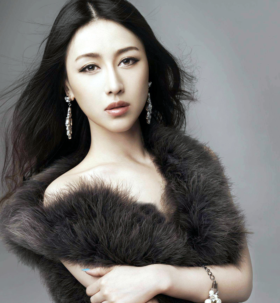 棚拍镜头下的气质美艳长发气质女神