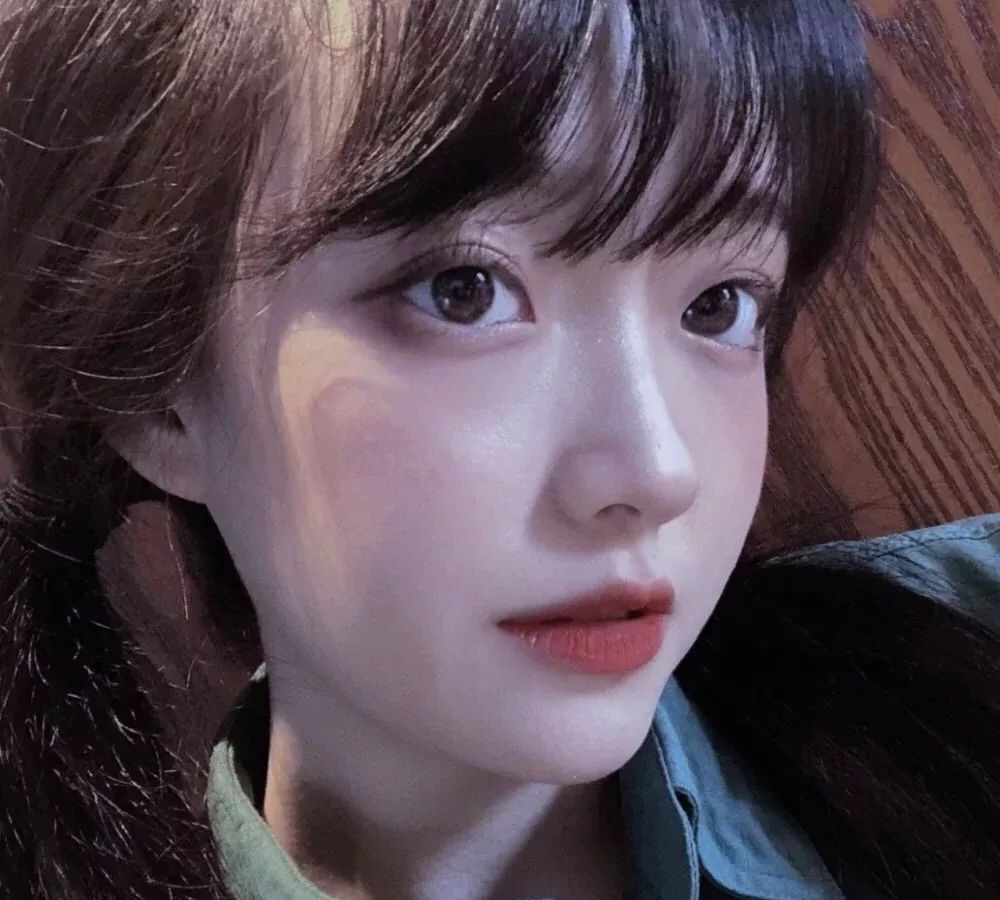 女生头像人们好像总在丢了某种东西后开始不说话了