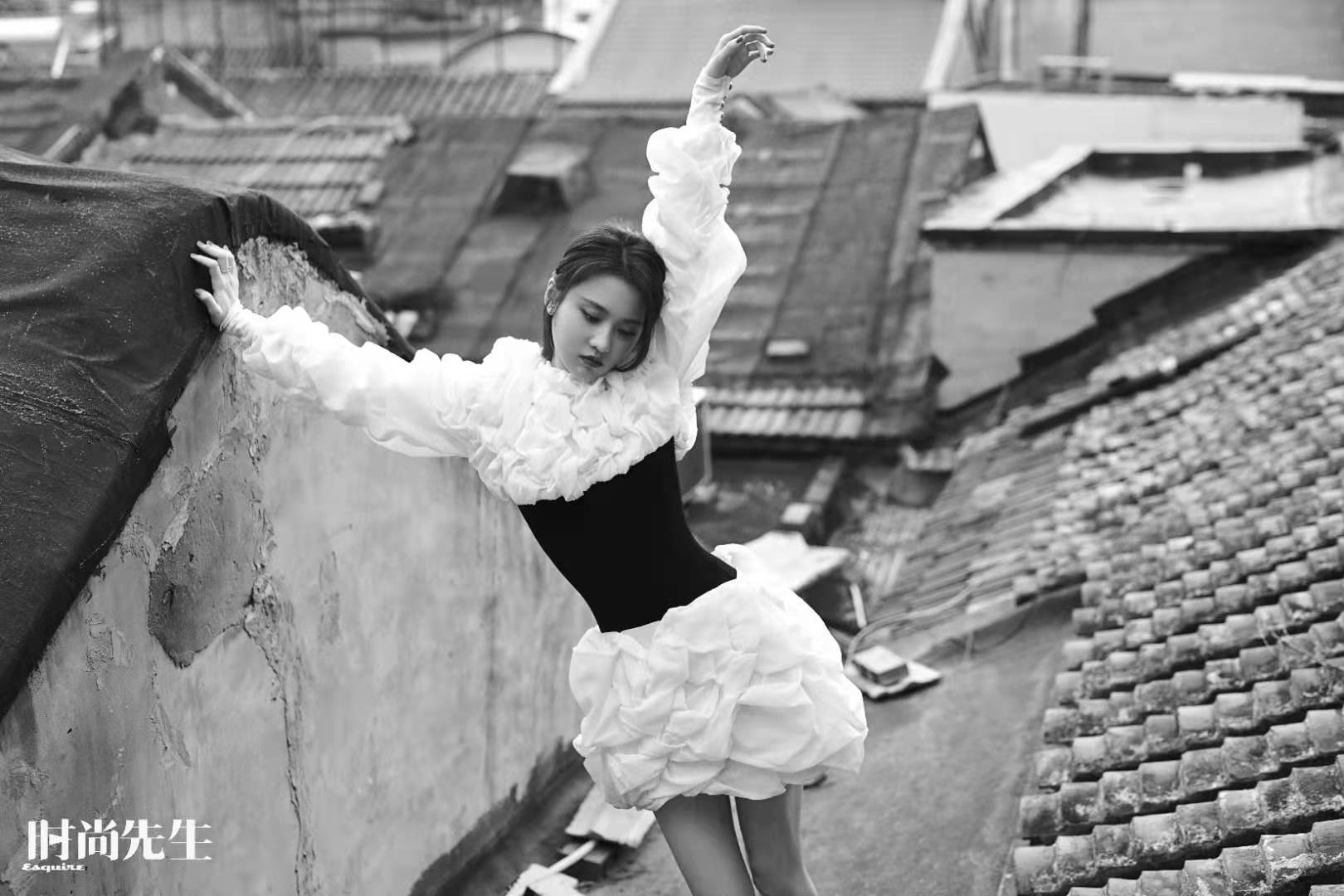 张慧雯登《时尚先生》 天鹅裙轻盈灵动秀楚腰