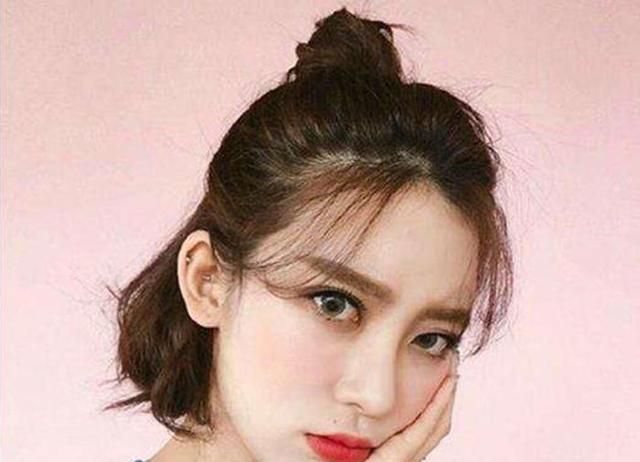 半丸子头减龄的关键就在额头两边自然流出的毛毛碎发or龙须刘海.