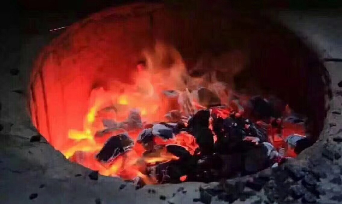 暖炉火旺汤正沸 幽窗棋罢酥饼添