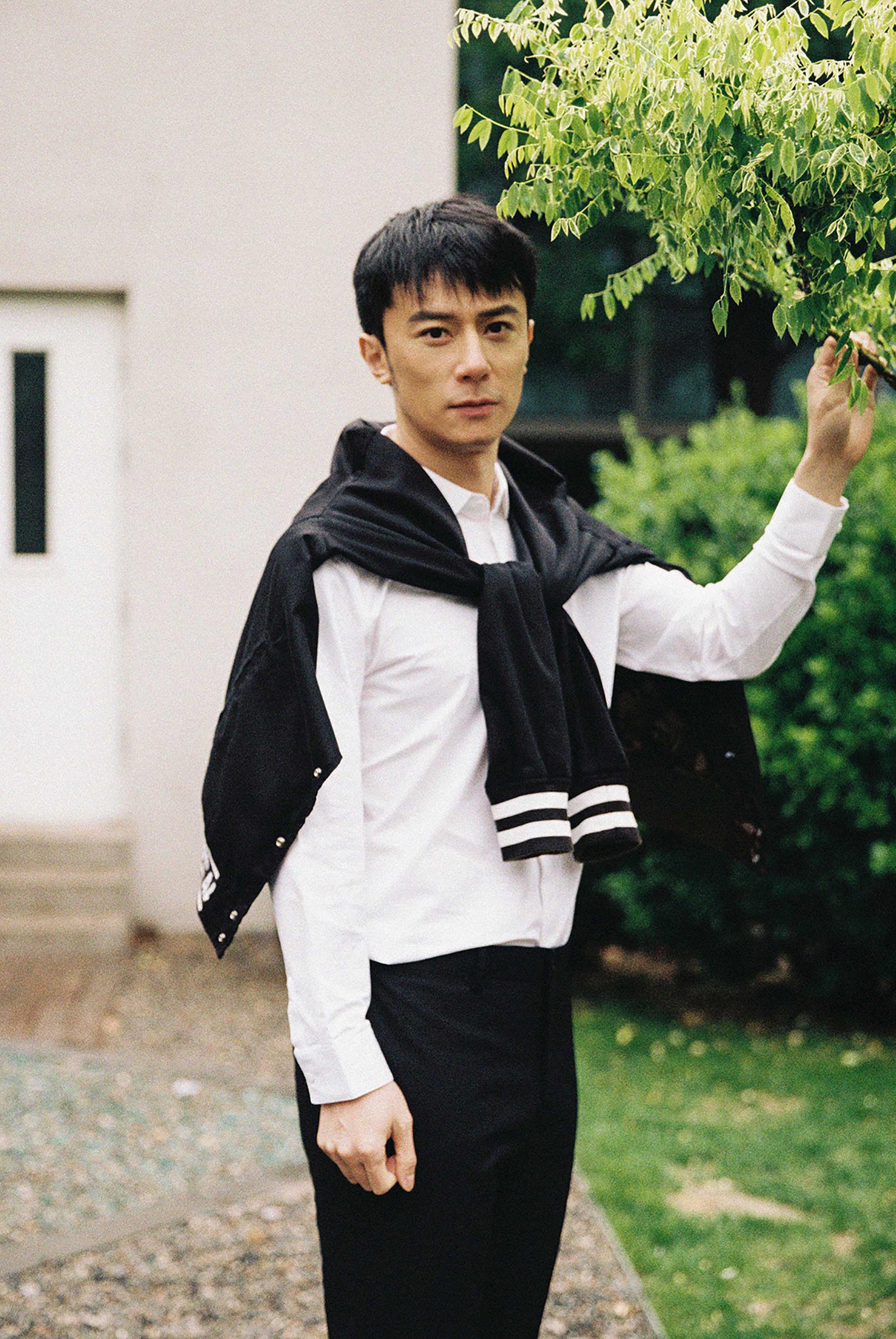 王峥最新胶片写真复古摩登 白衬衫尽显文艺清新气质