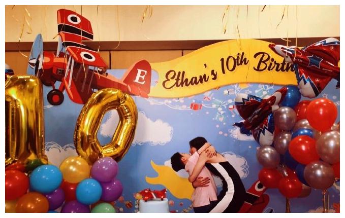 梁洛施晒10岁长子旧照,李长治小时像极了父亲,软萌可爱