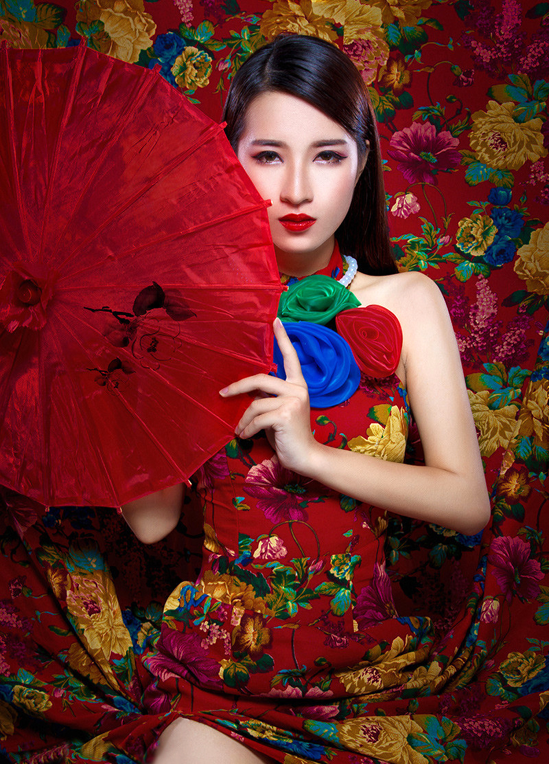 镜头下一个衣着美丽中国红的长发美女|人像|摄影|红色_新浪新闻