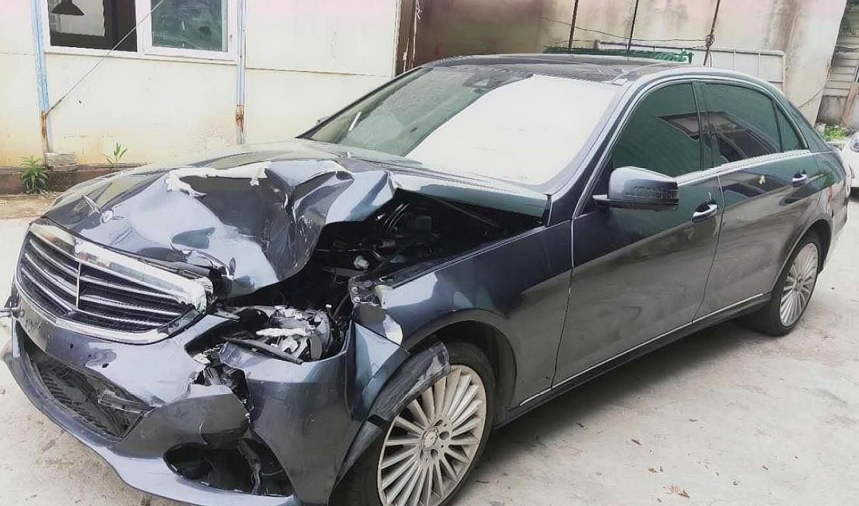 从图中我们可以看到本车的事故并不大,外观件前机盖,前杠,中网,大灯