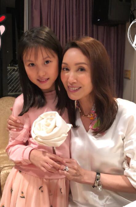 "港姐"郭可盈9岁漂亮女儿曝光,遗传了父母的好基因