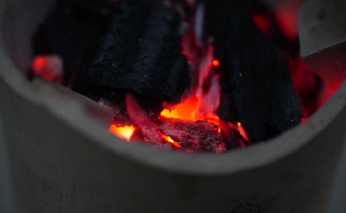 暖炉火旺汤正沸 幽窗棋罢酥饼添