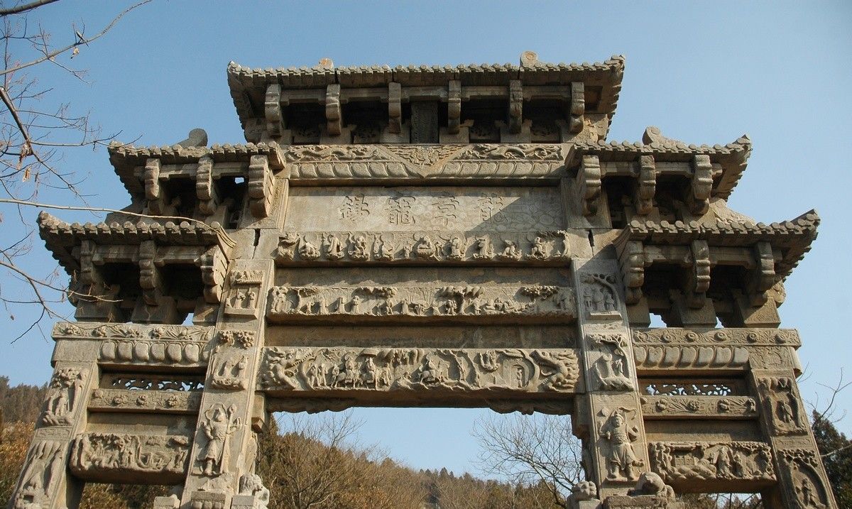 1 / 14 伾山大佛位于河南省浚县城内大伾山东部的天宁寺院内.