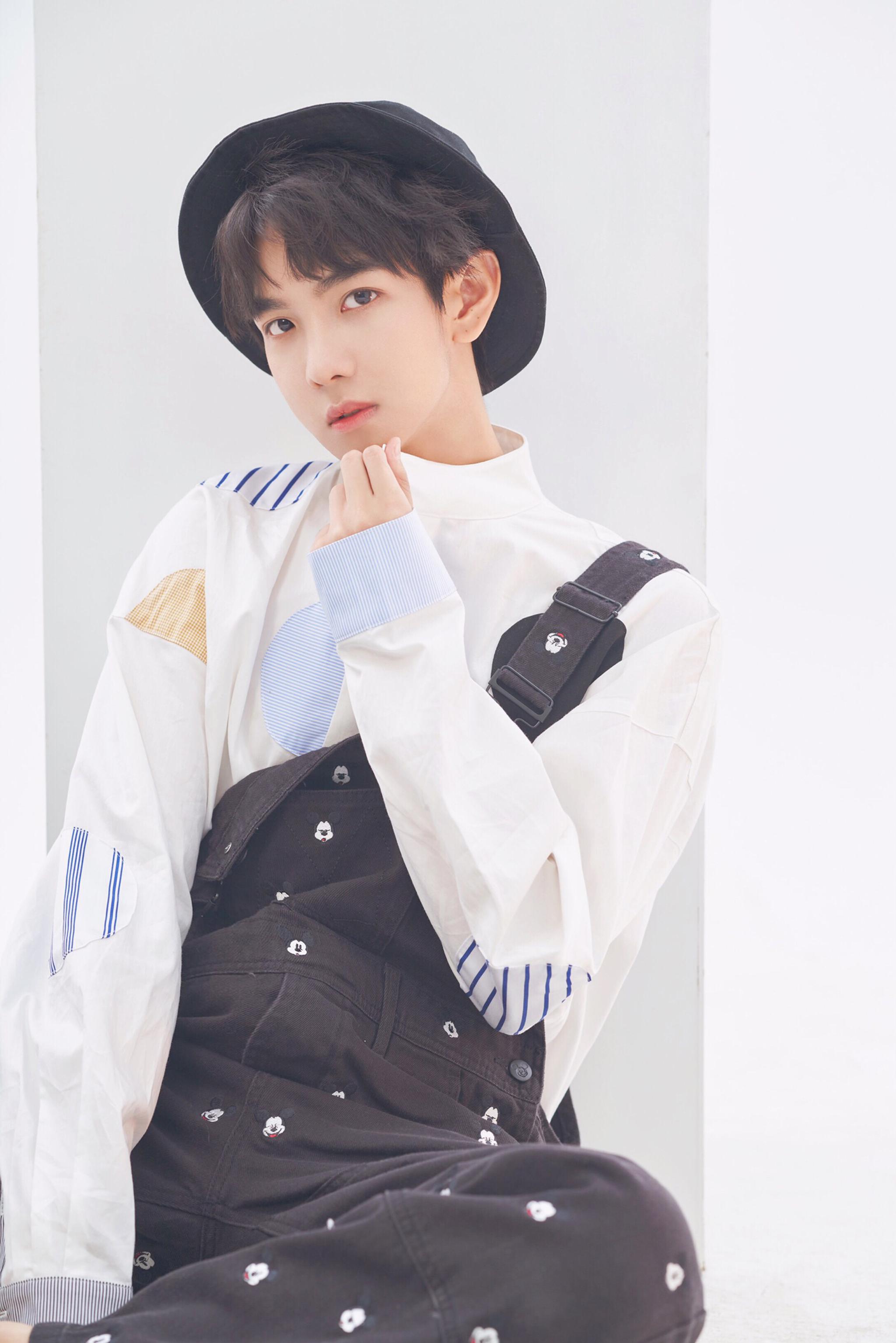 郑繁星清新校服写真 青春活力少年感十足|郑繁星|校服|写真_新浪新闻