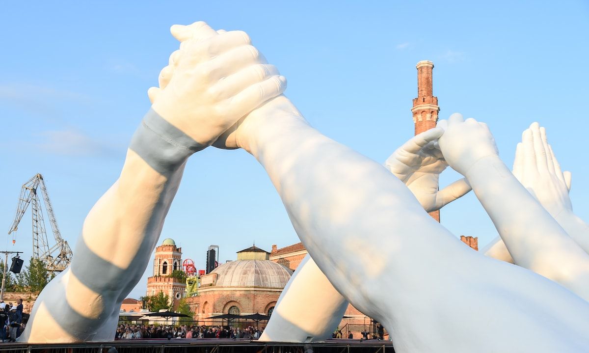 威尼斯震撼的六双巨手雕塑极可能成为下一个网红景点