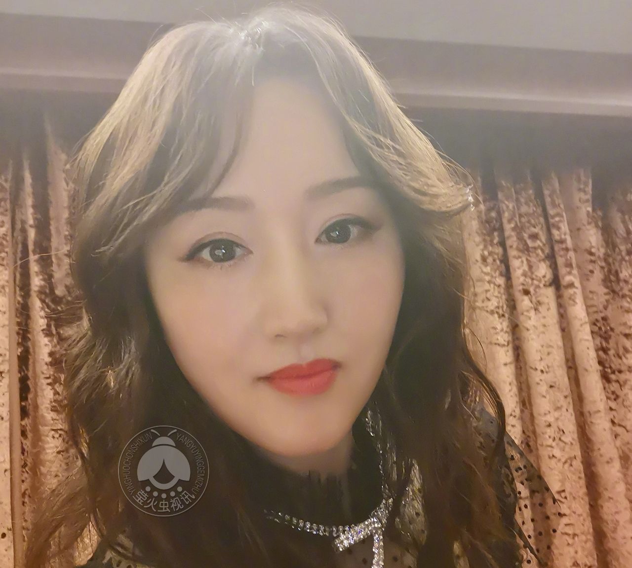 杨钰莹长沙第七次录制 天天向上 晒罕见大波浪卷发造型美照 杨钰莹长沙第七次录制 天天向上 晒罕见大波浪卷发造型美照