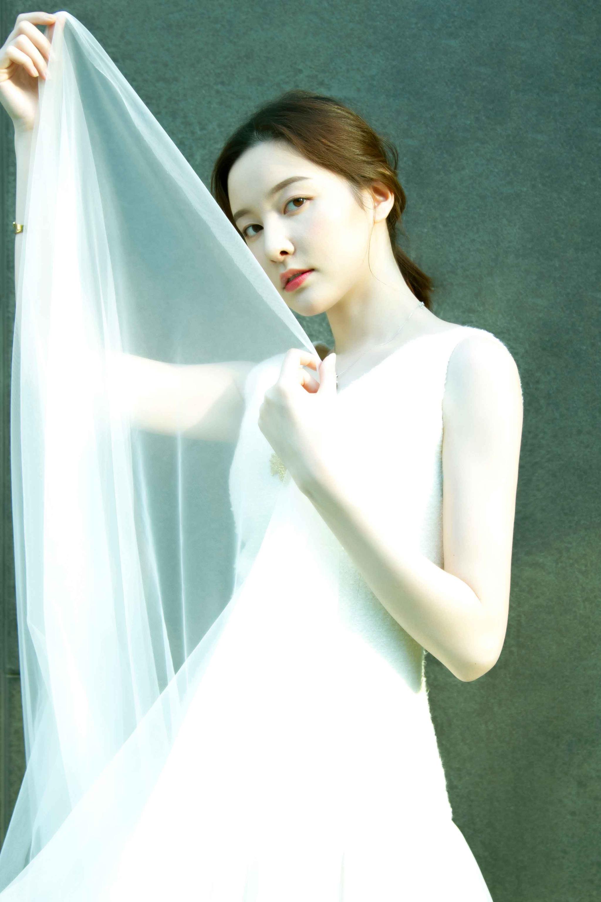 崔心心亮相时尚高级大秀 优雅白裙尽显高挑好身材