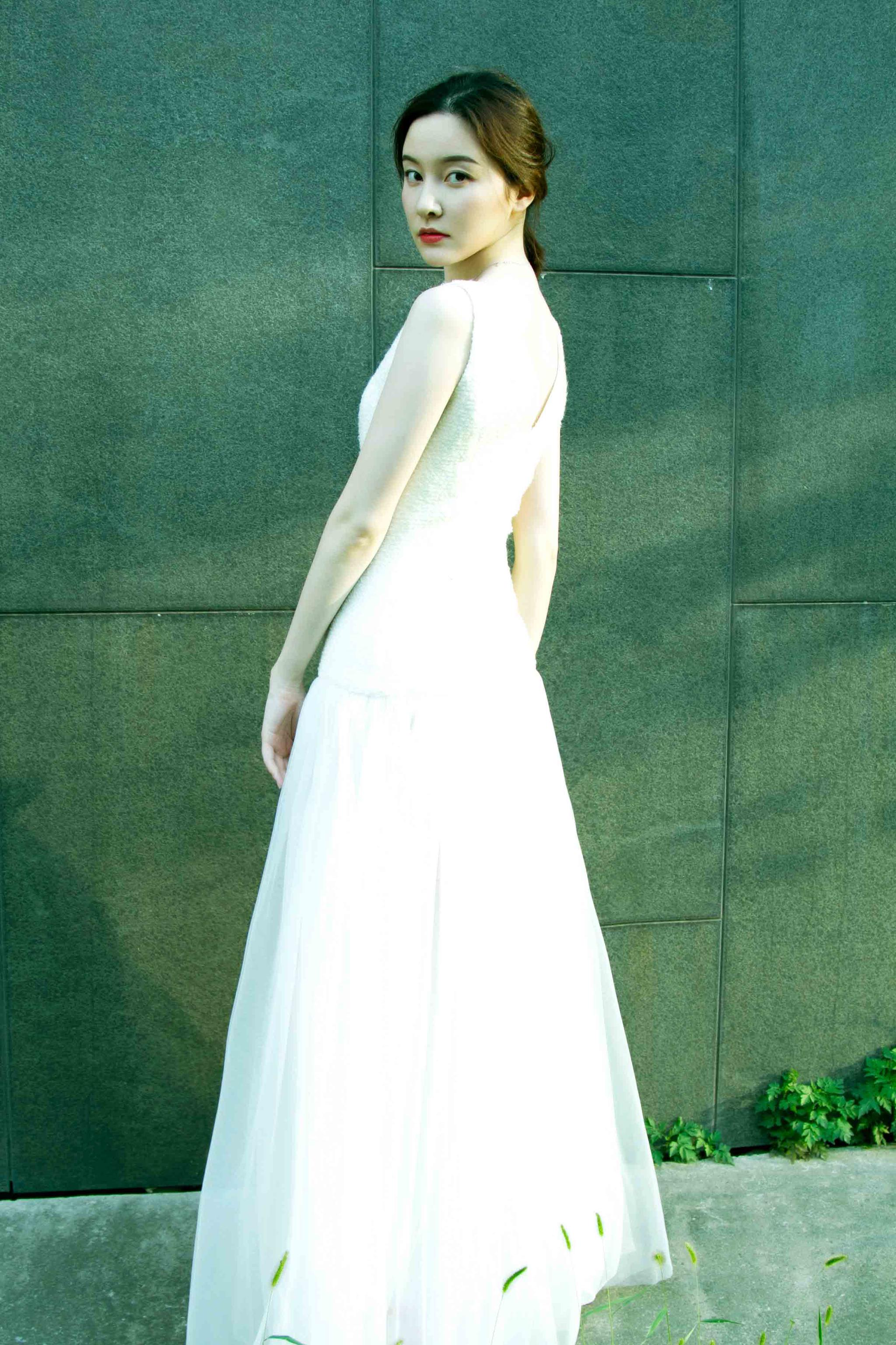 崔心心亮相时尚高级大秀 优雅白裙尽显高挑好身材