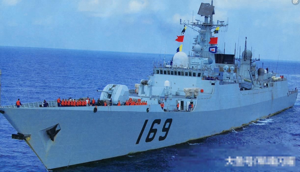 在场的武汉舰立即开火,2枚c803反舰导弹呼啸着从天而降,和日本军舰擦