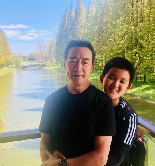寇振海和小21岁娇妻同框,看不出年龄差,11岁儿子被称为全能童星